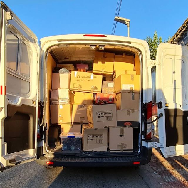 Vista trasera de furgoneta llena de cajas